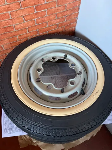Roda fusca 5 furos com pneu pirelli tornado