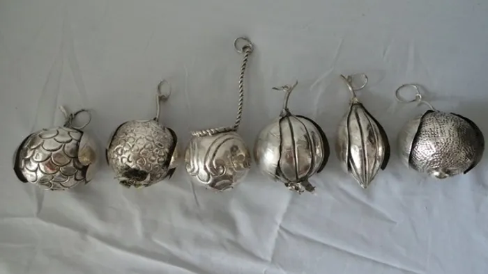 Peças avulsas em metal com banho de prata novo!! diversos tamanhos valor de cada peça!!