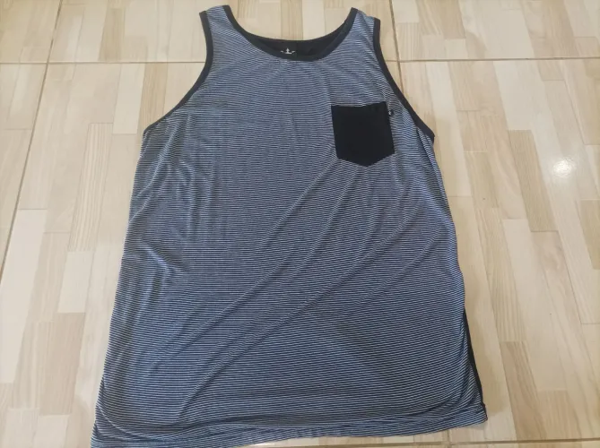 Camiseta regata com bolso