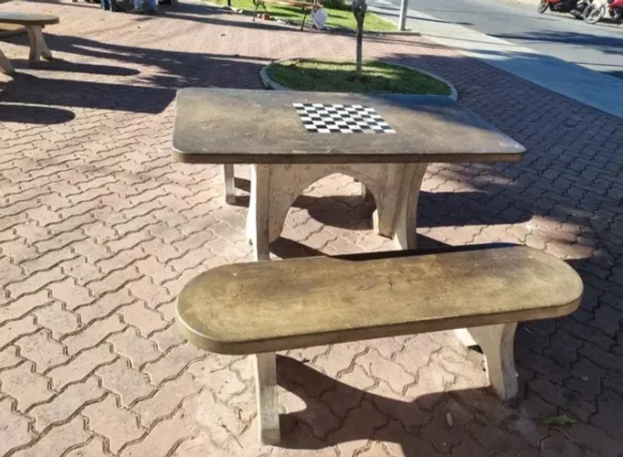 Mesa tipo bosque com dama e 2 bancos retos feito de concreto armado