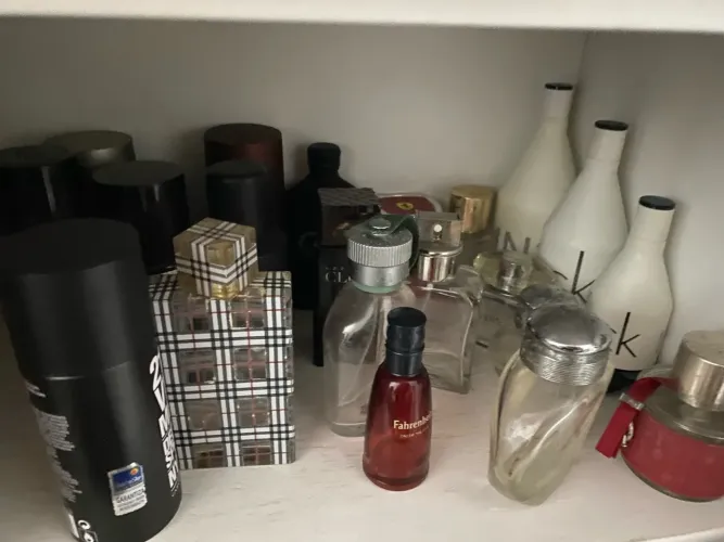 Vidros e embalagens de perfume antigos importados 