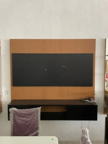 painel jb 5111 com detalhe ripado preto fosco para tv de 75 polegadas - montagem grátis 