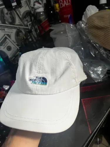 Boné branco The North Face pra vender hoje