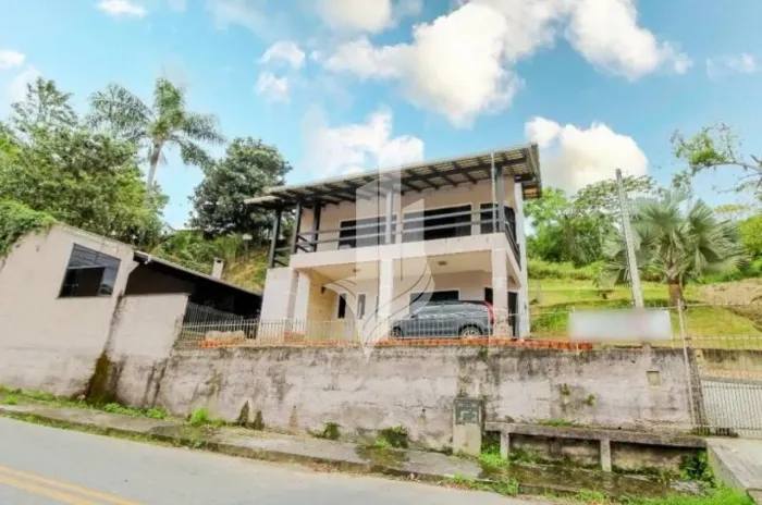Ótima casa à venda no bairro Água Verde