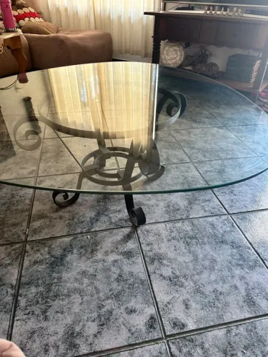 Mesa de centro em vidro 1,20 m (oval)e ferro - Rústica e elegante