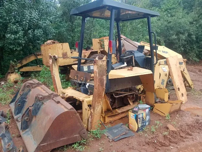 Sucata de Retro Escavadeira Massey Ferguson MF96 pula pula