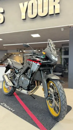 XL750 TRANSALP 2026 disponível preta e branca