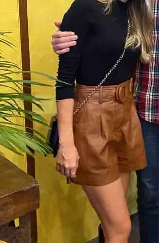 Shorts de Couro Marrom com Cinto