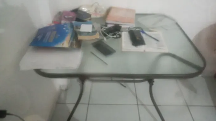 Mesa de canto com tampo de vidro