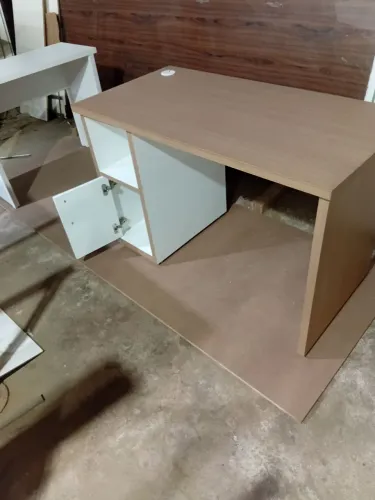 Mesa de escritório em mdf amadeirado