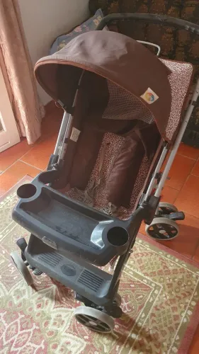 Carrinho de Bebê com Bandeja e Porta Copos