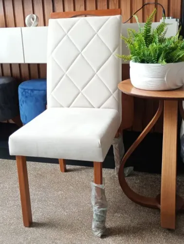 Cadeiras em madeira maciça