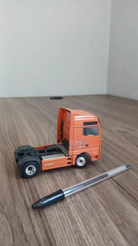 Miniatura caminhão MAN TGX 4x2 V8 em metal