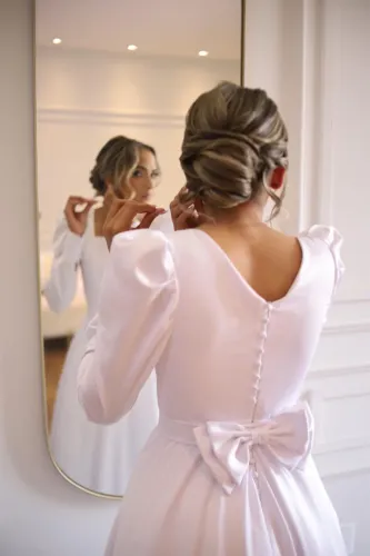 Vestido de noiva elegante com laço nas costas