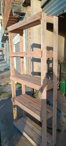 Estante de Madeira Artesanal - Organização e Estilo