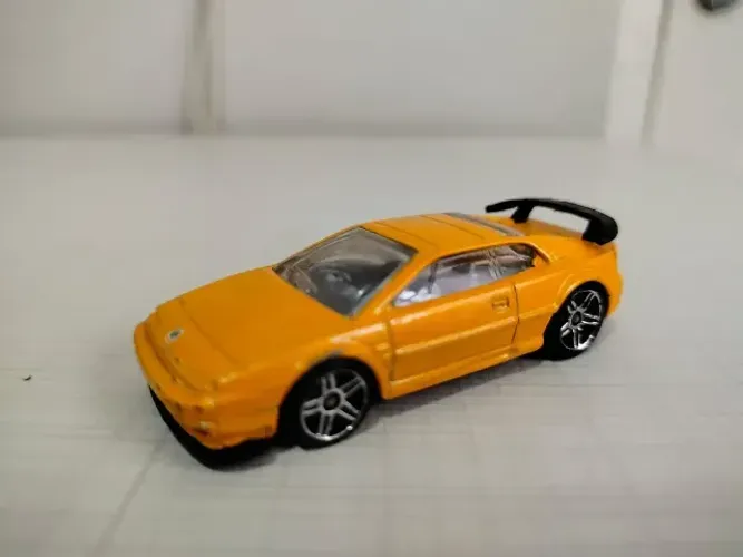 Miniatura Lotus Espirit 2001 Hot Wheels 1/64 Amarelo
