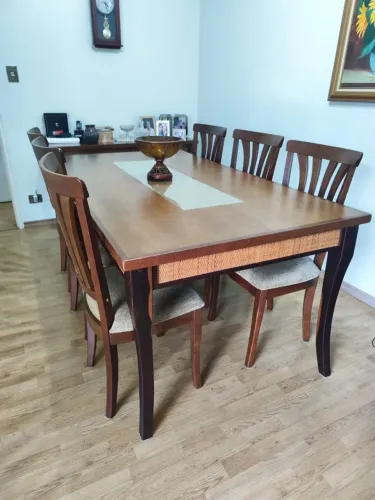 Mesa de Jantar Impecável com 6 Cadeiras