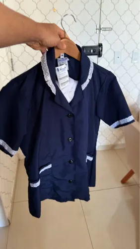 Blusa Azul Marinho com Detalhes em Renda, uniforme secretária do lar