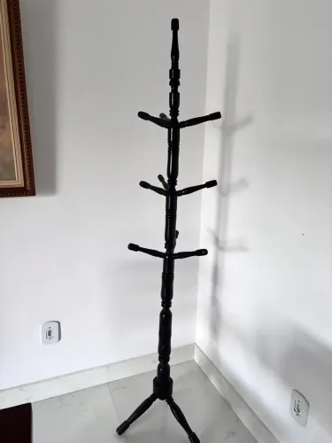Cabideiro de madeira maciça clássico