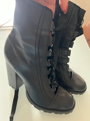 Vendo bota Schütz TAM 36 usada única vez 