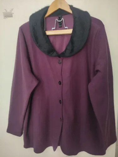 CASACO FLANELADO COM PELINHO GOLA TAM GG (52) 70,00<br>Altura 82