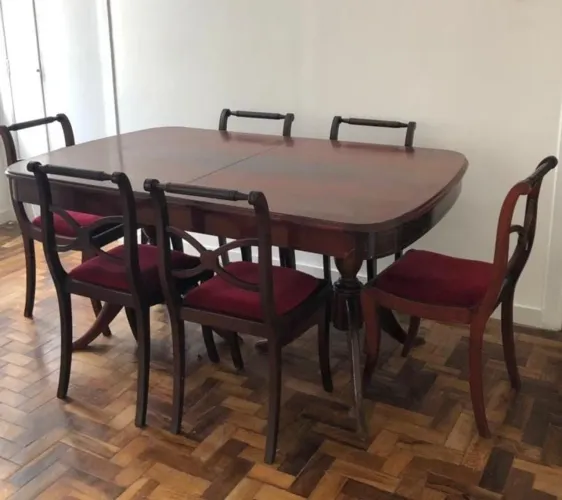 Mesa de jantar em madeira nobre maciça com 8 cadeiras