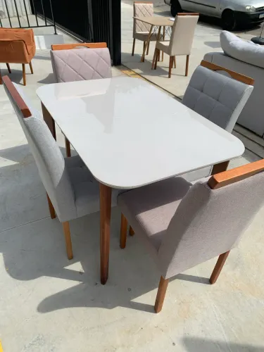 Mesa de Jantar + 4 Cadeiras ( Mostruário )