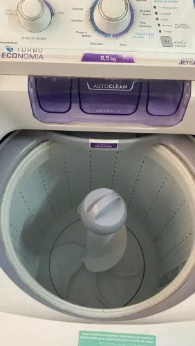 Vende-se Máquina de lavar Eletrolux 8,5 kg branca. Toda revisada. Parcelamos no cartão.