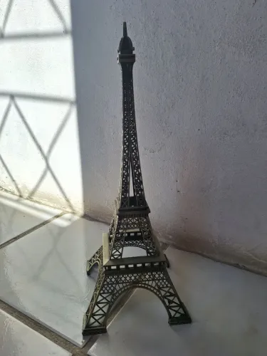 Torre eiffel de 30 cm em metal dourado