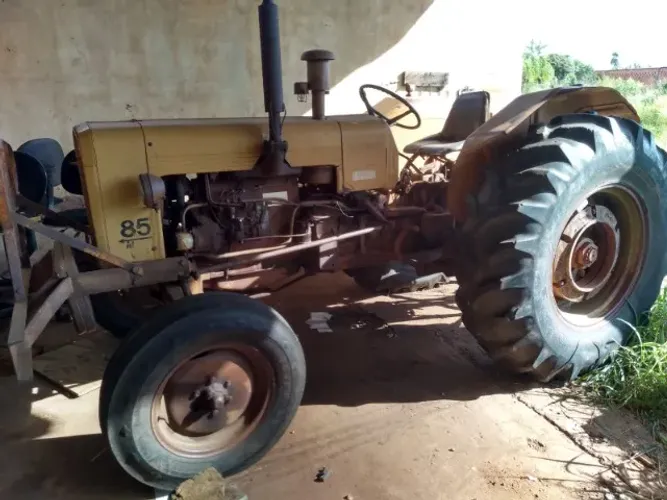 Trator Valmet 85id, com roçadeira 