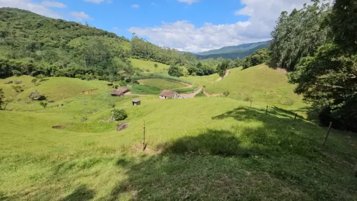 Sitio em -Águas Mornas, 26 hectares, a 100m do asfalto.