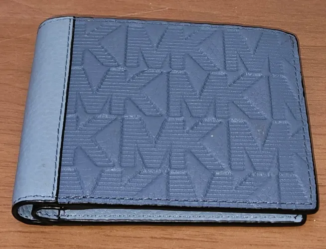 Carteira Michael kors original azul sem etiqueta entrego em mãos. 