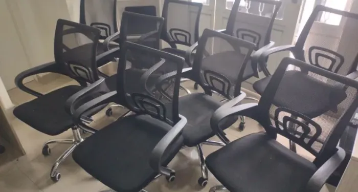 Cadeira de escritório Semi novas R$180,00 cada