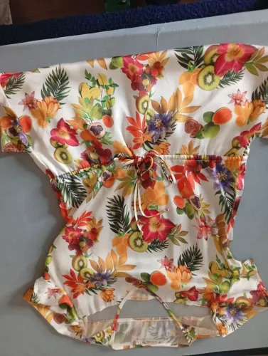 Vestido de seda com tule no ombro esporte fino