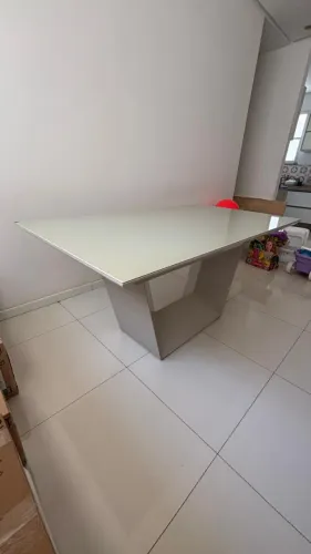 MESA DE JANTAR RETANGULAR EM MDF LACA FENDI BRILHO COM TAMPO DE VIDRO 1,60 x 0,90