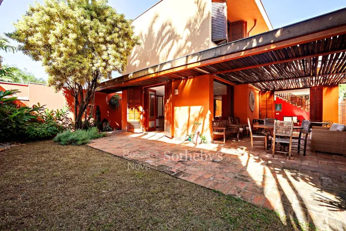 Casa sólida dos anos 70 com atualização arquitetônica