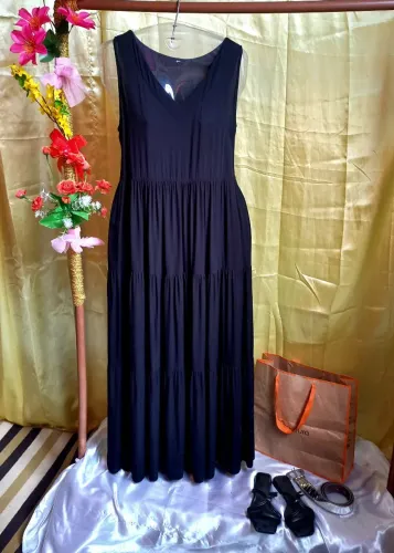 Vestido longo preto.
