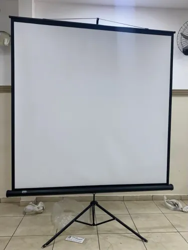 Tela de projeção retrátil com tripé