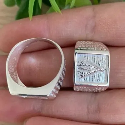 Anéis de prata com detalhes em relevo