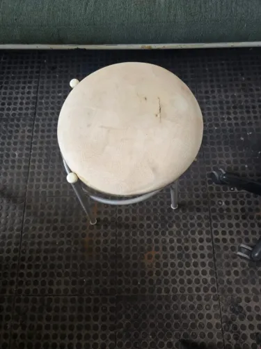 Banquinho de Ferro com Assento Estofado ?