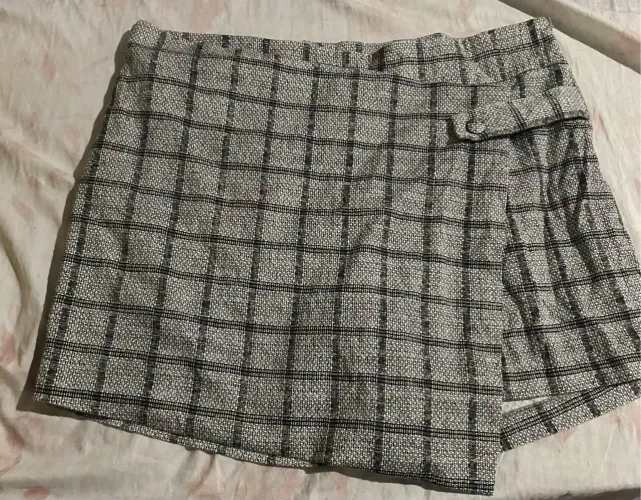 Saia-short xadrez cinza elegante