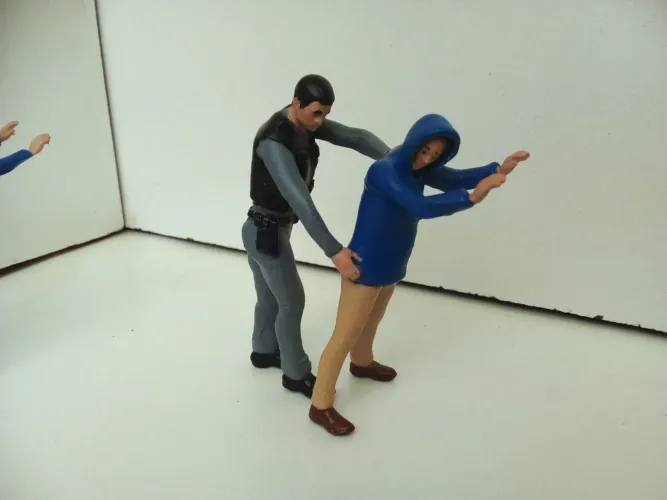 Miniatura policial revistando na escala 1:24