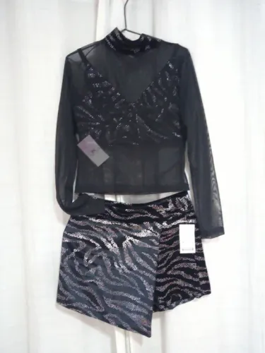 Conjunto 3 peças NOVO short saia, blusa é top.