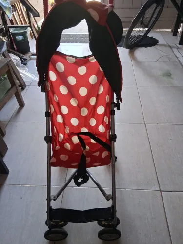 Carrinho de bebê.