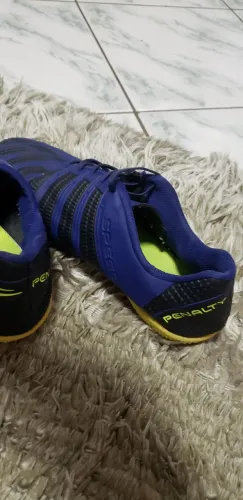 Chuteira Penalty Azul com Detalhes Pretos