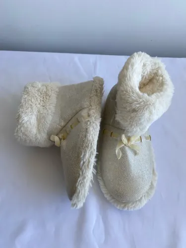 Pantufas de Pelúcia Douradas - Conforto e Estilo!