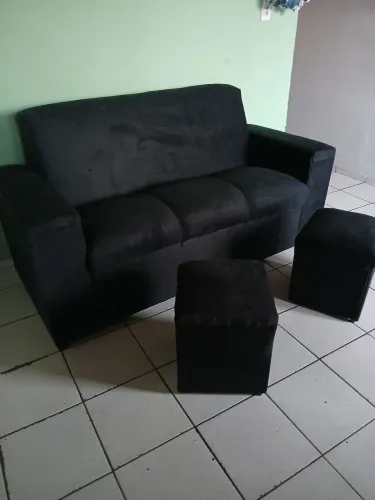 Sofá 3 lugares com puffs