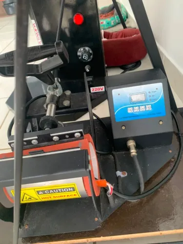 Prensa Térmica ImportWay 220V para Garrafas e Copos Cilíndricos - Funcionando