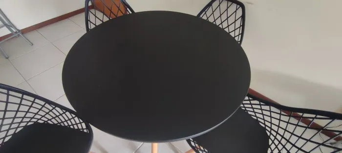 Mesa de jantar e cadeiras