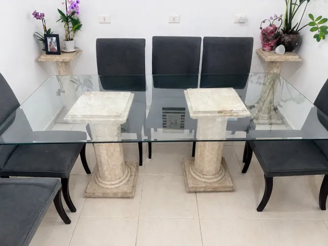 Mesa de jantar elegante e resistente
